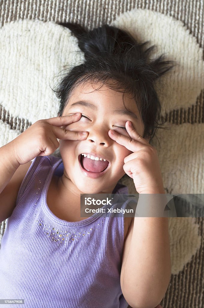 Jeune enfant avec expression folie - Photo de Asie libre de droits