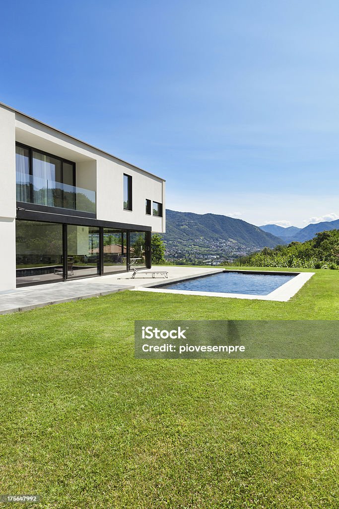 Casa moderna com piscina - Foto de stock de Janela royalty-free