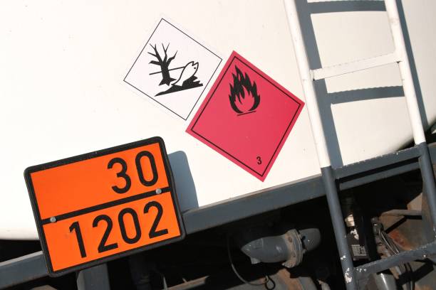 orangefarbenes schild mit gefahrenidentifikationsnummer 30 und un-nummer 1202 (gasöl, dieselkraftstoff, leichtes heizöl) - gefahrgut stock-fotos und bilder