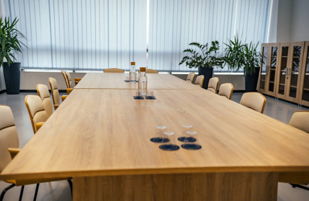 leere business-konferenzraum - board room business conference table window stock-fotos und bilder
