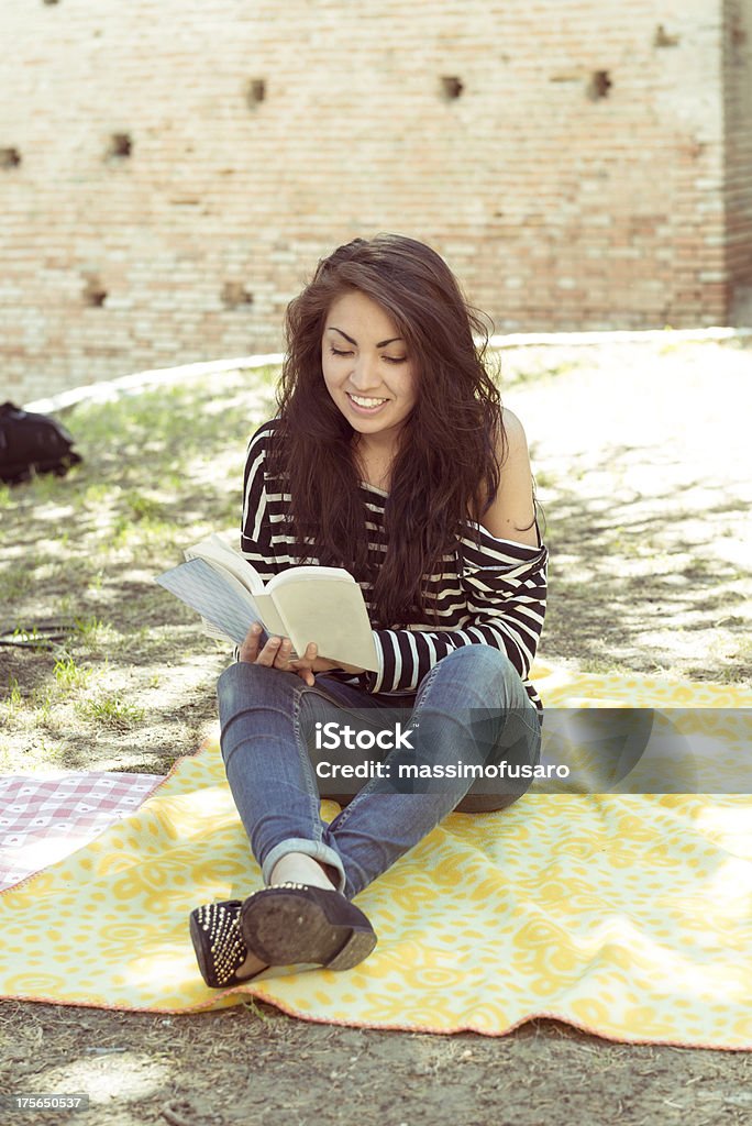 Bella ragazza leggendo un libro nel parco - Foto stock royalty-free di Adulto