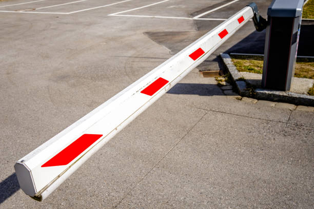 barrera de seguridad típica en una calle - boundary parking security barrier gate fotografías e imágenes de stock