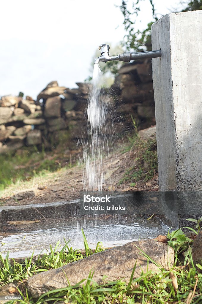 Pérdida de agua del grifo - Foto de stock de Agotamiento libre de derechos