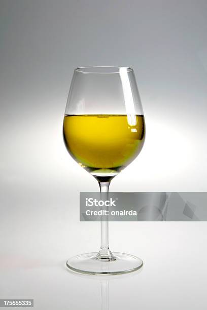 Vino Bianco - Fotografie stock e altre immagini di Assetato - Assetato, Banchetto, Bere