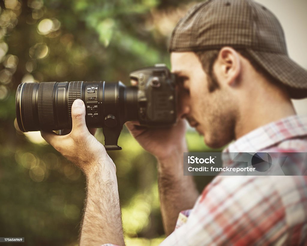 Fotograf nimmt ein Bild mit langer Gläser - Lizenzfrei Blick durchs Fenster Stock-Foto