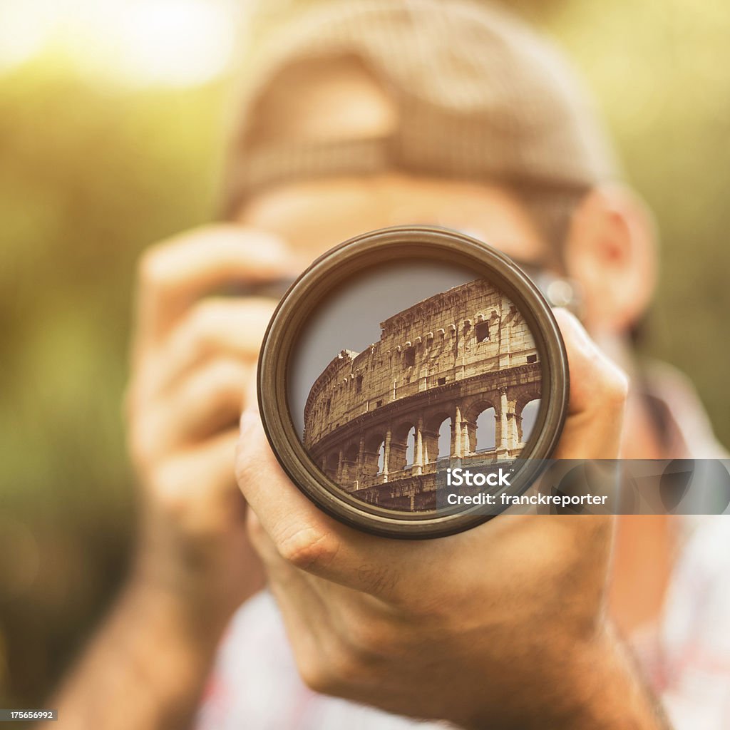 Fotógrafo tirando uma foto em Roma às colisuem - Foto de stock de Coliseu royalty-free