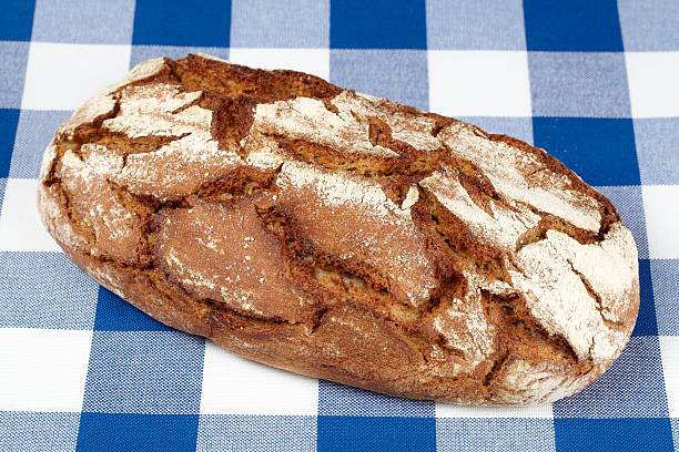 korb mit brot - graubrot - fotografias e filmes do acervo