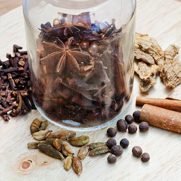 botella con diferentes especias de vino caliente - cardamom spice cinnamon bark anise star fotografías e imágenes de stock