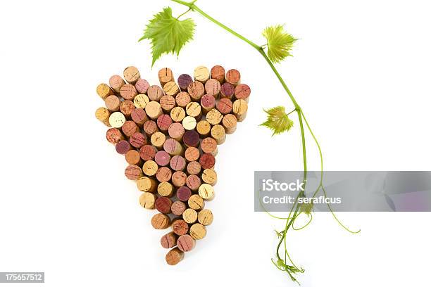 Grappolo Di Tappi Di Vino - Fotografie stock e altre immagini di Bottiglia di vino - Bottiglia di vino, Concetti, Sfondo bianco