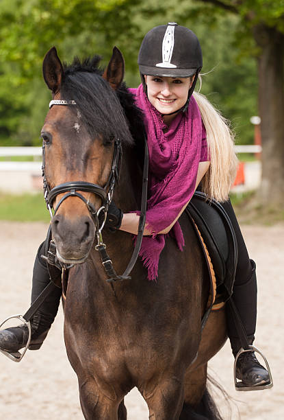 Mädchen sitzt auf ihrem Pferd – Foto