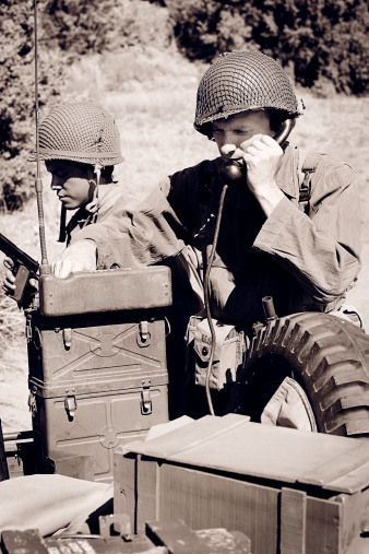 Guerra mundial 2 Soldier usando un teléfono de campaña photo