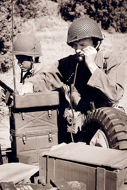 第 2 次世界大戦を使用して電話でのソルジャーフィールド - korean war ストックフォトと画像