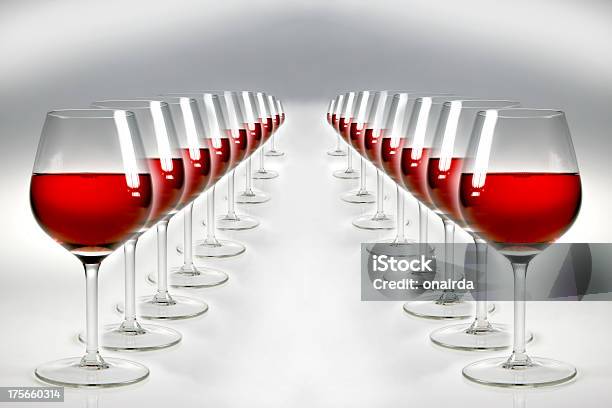 Vino Rosso - zdjęcia stockowe i więcej obrazów Alkohol wysokoprocentowy - Alkohol wysokoprocentowy, Bankiet, Beztroski