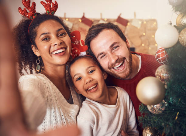 weihnachten, glückliche familie und porträt, selfie und lustig zusammen zu hause. weihnachten, lächeln und gesicht der eltern mit mädchen, gemischtrassige und afrikanische mutter lachen mit vater für party, feier und feiertag - humor mother 20s adult stock-fotos und bilder