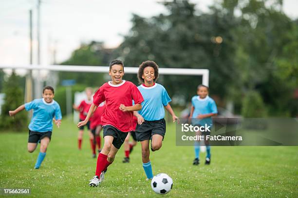 Foto de Crianças De Futebol e mais fotos de stock de Futebol - Futebol, Sorrindo, Bola de Futebol