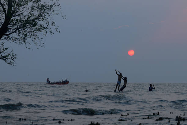 zachód słońca na plaży morskiej guliakhali, która znajduje się w sitakunda upazila w dystrykcie chittagong w bangladeszu - sitakunda zdjęcia i obrazy z banku zdjęć