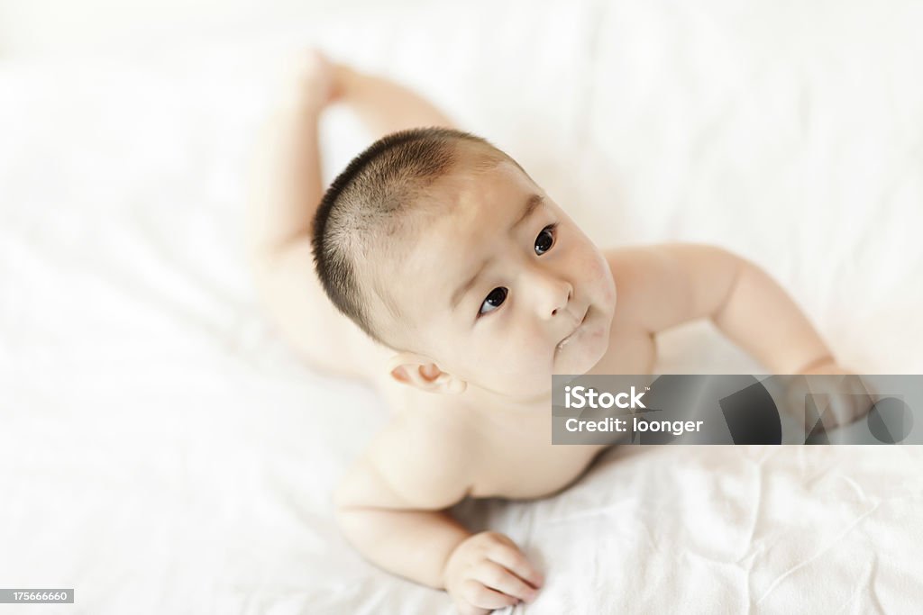 Nu doce pequeno bebê Menino Gatinhar na cama branca - Royalty-free 0-11 Meses Foto de stock