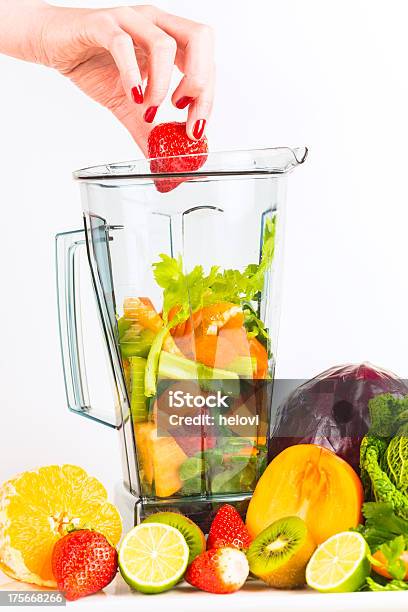 Foto de Uma Mistura De Frutas E Legumes e mais fotos de stock de Alimentação Saudável - Alimentação Saudável, Baga - Fruta, Bebida