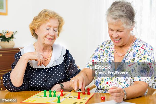 Ältere Frau Paar Spielen Brettspiel Ludo Stockfoto und mehr Bilder von Aktiver Senior - Aktiver Senior, Alter Erwachsener, Altersheim