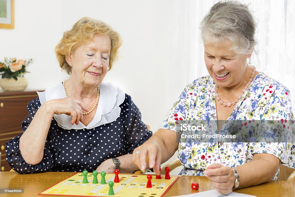 Пожилые женщины пара играет Настольная игра ludo - Стоковые фото Активный пенсионер роялти-фри