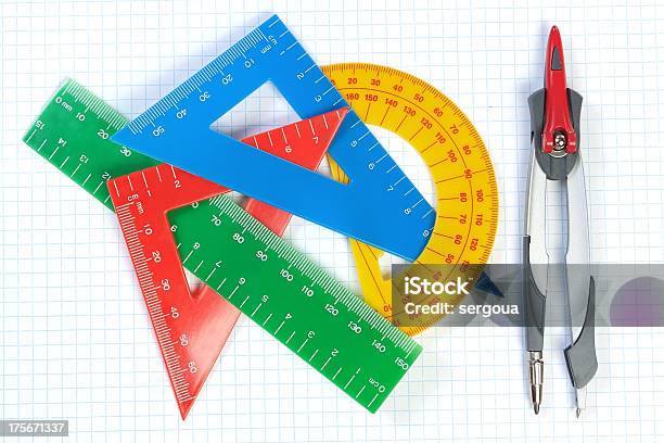 Photo libre de droit de Ensemble De Lignes Multicolores Des Triangles Protractors Et Compas De Calibrage banque d'images et plus d'images libres de droit de Angle