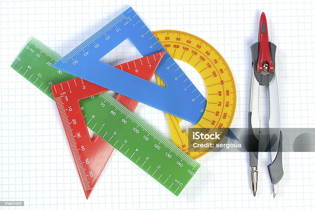 Zestaw multicolored linie trójkąty, protractors i suwmiarki. - Zbiór zdjęć royalty-free (Bez ludzi)