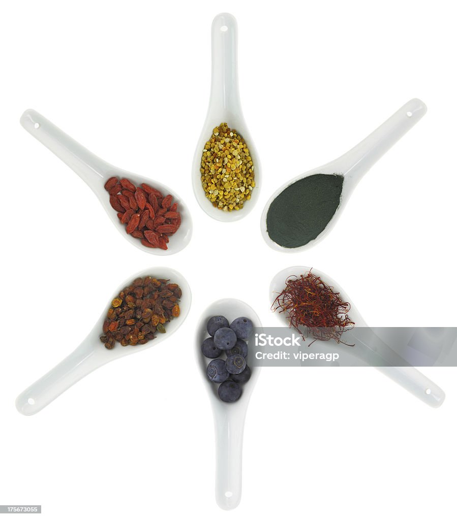 Porcelana Superfoods em colheres. Pólen, bagas, blueberrie goji - Royalty-free Antioxidante Foto de stock