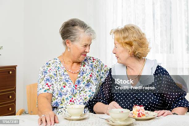 Счастливый Пожилые Женщины С Торт И Кофе Toghether — стоковые фотографии и другие картинки Активный пенсионер - Активный пенсионер, Близость, В помещении