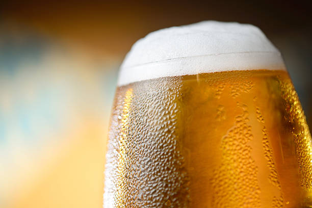 frisches bier oktoberfest - serving drink beer garden beer glass stock-fotos und bilder