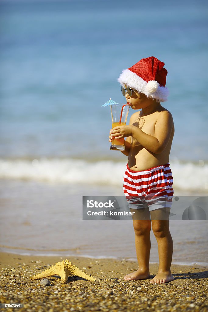 Детские Санта-Клауса на побережье - Стоковые фото 12-17 месяцев роялти-фри