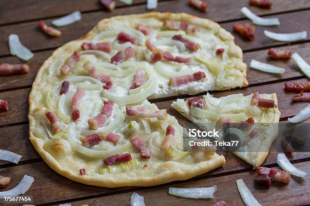 Selfmade Flammkuchen — стоковые фотографии и другие картинки Без людей - Без людей, Бекон, Ветчина