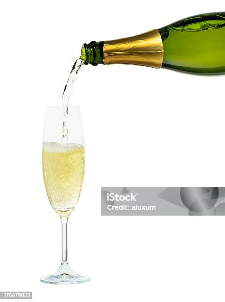 Champagner Stockfoto und mehr Bilder von Schaumwein - Schaumwein, Eingießen, Flasche