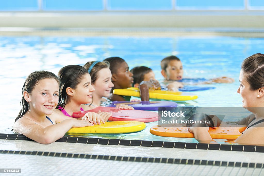 Уроки плавания - Стоковые фото 12-13 лет роялти-фри
