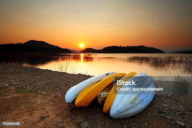 Kayak Al Tramonto - Fotografie stock e altre immagini di Acqua - Acqua, Ambientazione esterna, Ambientazione tranquilla