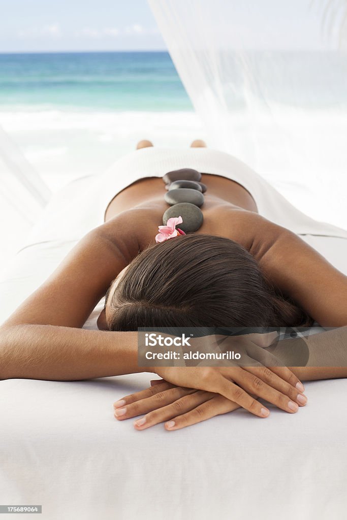 Frau immer eine stone-massage am Strand - Lizenzfrei Massieren Stock-Foto