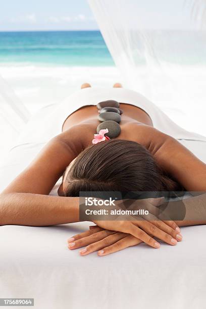 Frau Immer Eine Stonemassage Am Strand Stockfoto und mehr Bilder von Massieren - Massieren, Strand, Alternative Behandlungsmethode