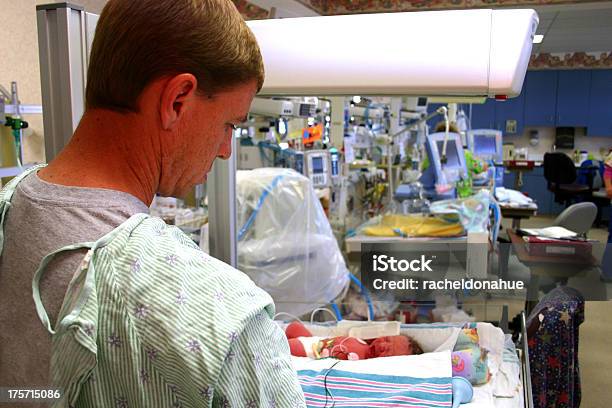 Pai Cuidar Preemie Son - Fotografias de stock e mais imagens de Unidade de Cuidados Intensivos Neonatais - Unidade de Cuidados Intensivos Neonatais, Filhos, Pai