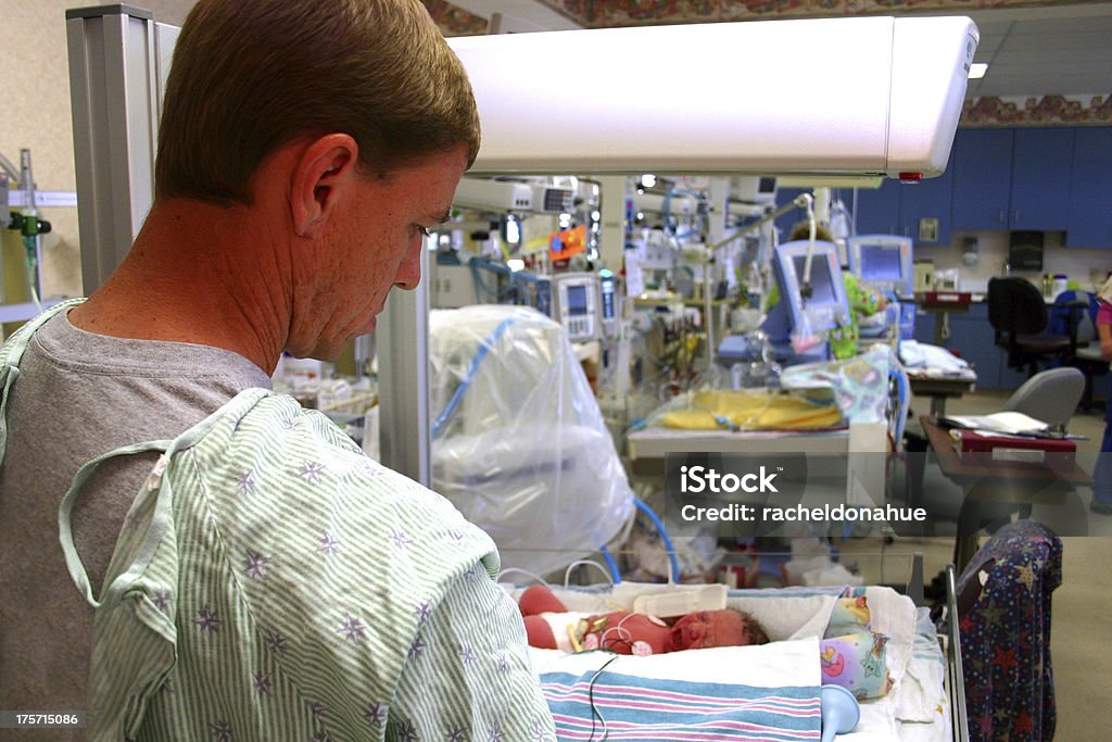 Отец уход за preemie Сын - Стоковые фото Бокс интенсивной терапии новорождённых роялти-фри