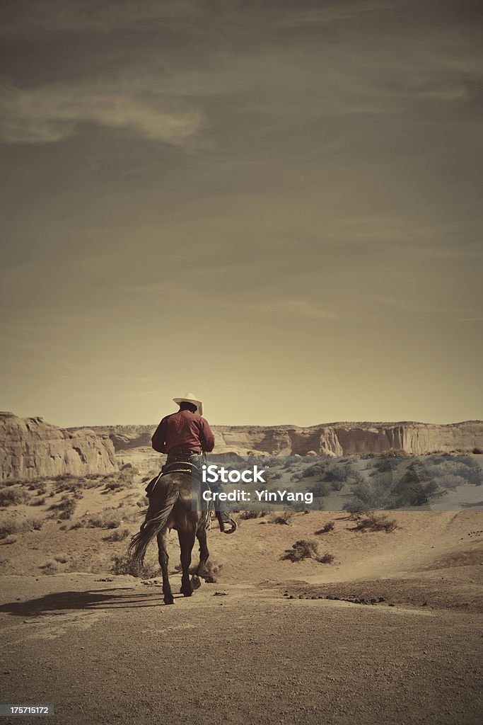 Vaquero montando a caballo en el desierto de la meseta del paisaje del suroeste estadounidense, Vertical - Foto de stock de Vaquero libre de derechos