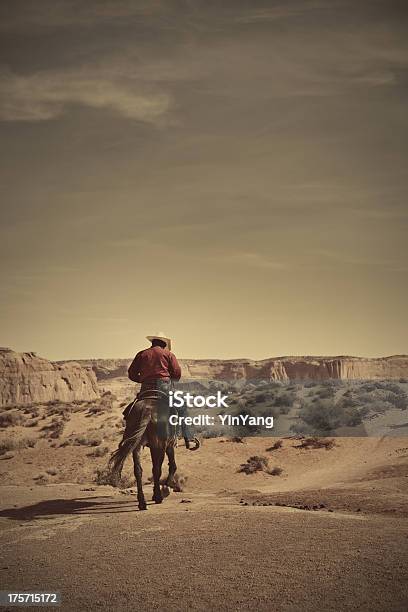 Kowboj Konna Koń W Amerykański Południowy Zachód Pustynia Plateau Pozioma Pionowa - zdjęcia stockowe i więcej obrazów Kowboj