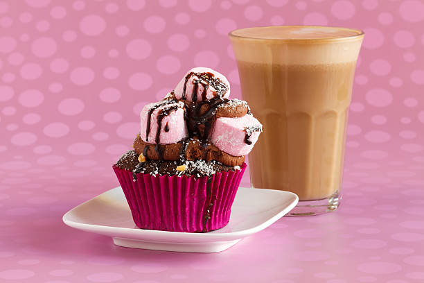 schokolade und einem marshmallow-cupcake mit kaffee - cupcake chocolate pink polka dot stock-fotos und bilder