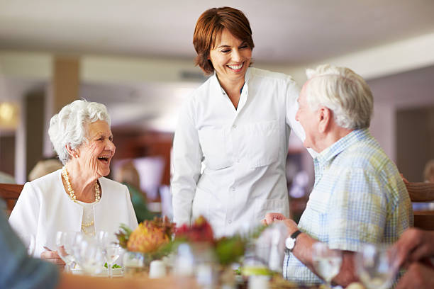 o que posso obter o sir? - senior adult nursing home eating home interior imagens e fotografias de stock