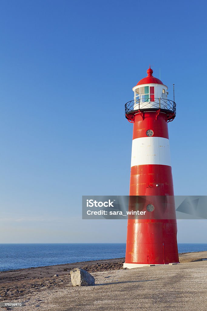 Farol Vermelho e branco e um céu azul límpido - Foto de stock de Alto contraste royalty-free