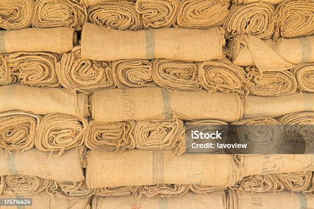 Cáñamo Sacos En Una Fila Foto de stock y más banco de imágenes de Abstracto - Abstracto, Agricultura, Alimento