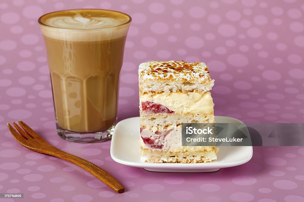 Кремовый и Клубничный торт с кафе латте - Стоковые фото Без людей роялти-фри