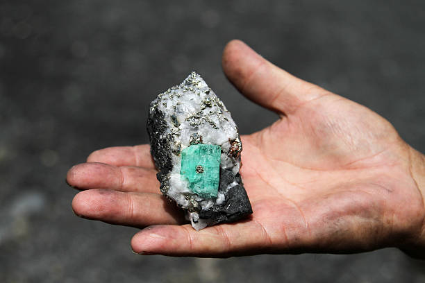 emerald, kolumbien - thumb stones stock-fotos und bilder