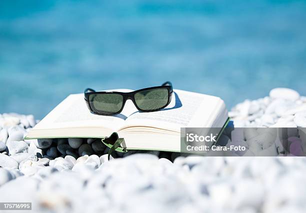 Literatur Am Meer Foto de stock y más banco de imágenes de Aire libre - Aire libre, Aprender, Azul