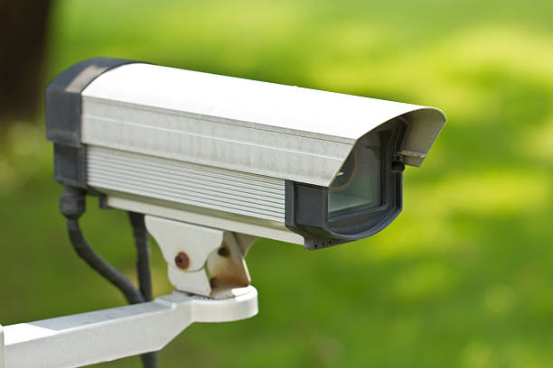 grande plano de vigilância de segurança câmera isolado em backg verde - peeking analyzing staring watching imagens e fotografias de stock