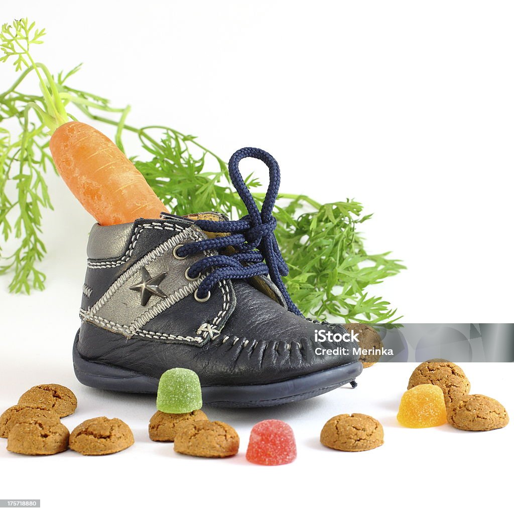 Sapato para crianças com Cenoura voor Sinterklaas e pepernoten - Royalty-free Amontoar Foto de stock