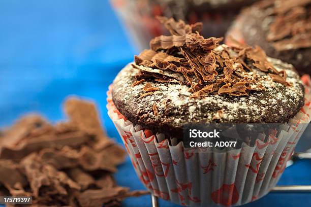 Magdalena De Chocolate Foto de stock y más banco de imágenes de Al horno - Al horno, Alimento, Azul